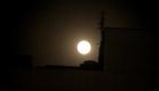 شهب الجباريات وقمر البدر في سماء الوطن العربي الليلة