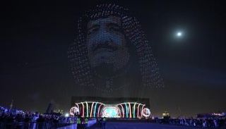 لوحة للملك سلمان بن عبد العزيز في موسم الرياض رسمتها طائرات الدرون