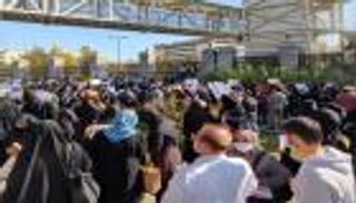  للتطعيم الإجباري.. غضب الموظفين يحاصر برلمان إيران