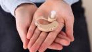 التنظيف السليم لسماعة الأذن الطبية.. إليك الطريقة