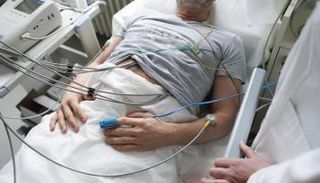 رجل مصاب بمتلازمة القلب المكسور