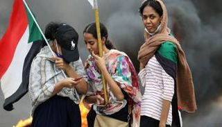فتيات سودانيات يشاركن في مظاهرة سابقة
