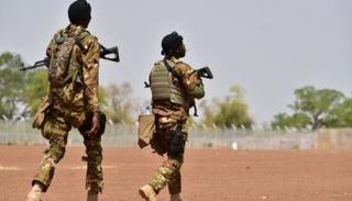 جنديان من الجيش النيجري على إحدى النقاط الحدودية- أرشيفية