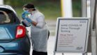 قفزة قياسية بإصابات كورونا في بريطانيا.. واستبعاد فرض قيود جديدة