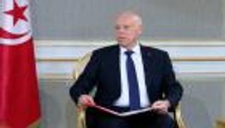 رئيس تونس يطلق حوارا وطنيا يستثني "الخونة والفاسدين"