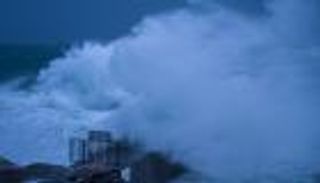 "أورور" تشل القطارات ويقطع الكهرباء.. تفاصيل "ليلة الرعب" بفرنسا