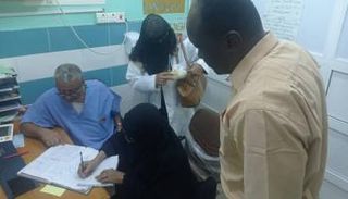 مسؤولون بإحدى مديريات الصحة في عدن