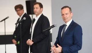 ممثلو الأحزاب الثلاثة في مؤتمر صحفي اليوم