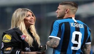 إيكاردي مع زوجته واندا