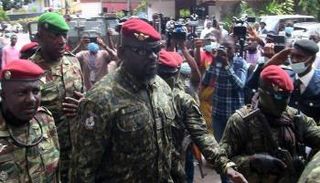 زعيم الانقلاب الكولونيل مامادي دومبويا