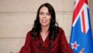 رغم الهزة الأرضية.. رئيسة وزراء نيوزيلندا تواصل مؤتمرا صحفيا