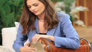 الفنانة هنادي مهنا تعزف على الطبلة 