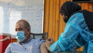 ليبي يتلقى جرعة لقاح كورونا بأحد المراكز الصحية (أرشيفية)