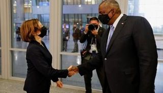 وزير الدفاع الأمريكي خلال لقاء نيظرته الفرنسية- رويترز