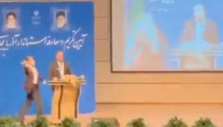 لحظة صفع محافظ أذربيجان الشرقية في إيران