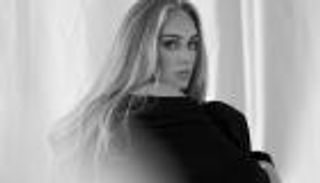 أديل تكتسح سباق الأغاني في بريطانيا بعد غياب 6 سنوات.. أعلى مبيعات