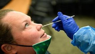 سيدة تخضع لاختبار كورونا في ألمانيا