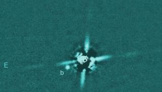 صورة اكتشاف للكوكب 2M0437 الذي يبعد حوالي 100 مرة عن نجمه الأم.