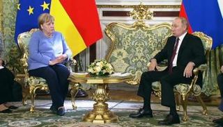 ميركل وبوتين في لقاء سابق