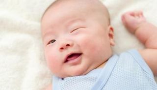 الحركات اللاإرادية عند الأطفال الرضع.. تعبيرية