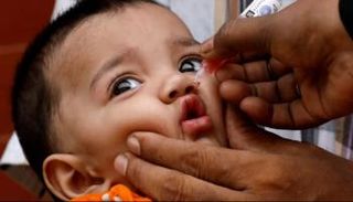 طفل يحصل على لقاح شلل الأطفال