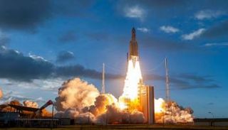 صاروخ "أريان 5" حاملا القمر الصناعي الفرنسي "آ 4" 