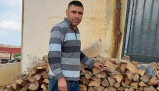 لبناني يجمع الحطب استعدادا لموسم الشتاء المقبل