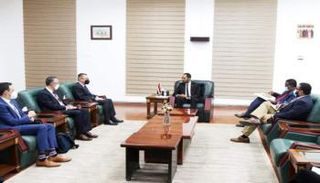 المبعوث الأمريكي للقرن الإفريقي مع مسؤولين سودانيين