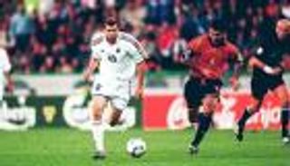 زين الدين زيدان.. مهارات خيالية رسمت سحر كرة القدم