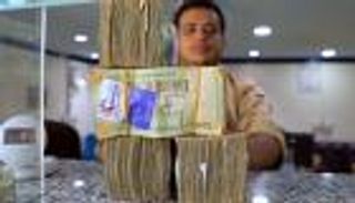 المركزي اليمني يطارد شبكات تحويل الأموال لإنقاذ الريال