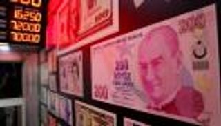 كواليس انهيار الليرة التركية.. أردوغان يزج بالبنوك في محرقة الفائدة