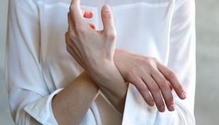 الحركة الرتيبة المتكررة أبرز أسباب الإصابة بالتهاب غمد الوتر