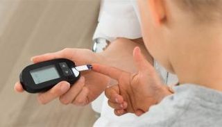 طفل يجري اختبارا للسكري