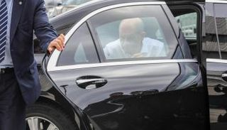 شولتز يترجل من سيارته الجديدة