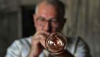 النفخ في الزجاج.. تراث لبناني يقاوم الانصهار في أفران أزمة اقتصادية