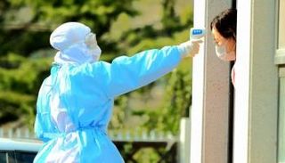 الصين تتعامل بصرامة مع أي تفش لكورونا 