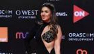 فستان نجلاء بدر في الأسواق الشعبية بمصر.. "أكثر حشمة"