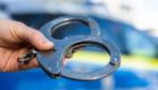 3 أطفال يعيشون مع جثة شقيقهم لشهور بشقة دون كهرباء.. الأب والأم في قبضة الشرطة