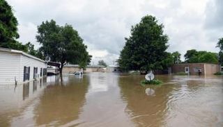 الأمطار تغرق منزلا وتدمر محيطه