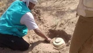 المهندس الشواحي لدى تفكيك لغم حوثي