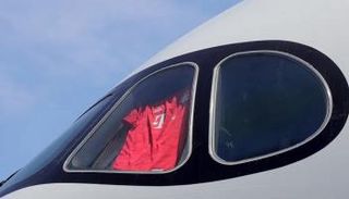 قميص بايرن من مقصورة طائرة للخطوط القطرية - إندبندنت