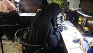 سوريات أثناء عملهن بمركز إصلاح هواتف في إدلب - رويترز
