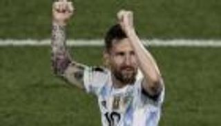 سباق الكرة الذهبية.. صحيفة مدريدية تنتصر لميسي على حساب بنزيما