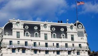 رجال الأمن فوق فندق 