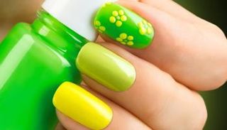 الأظافر تتألق هذا الموسم باللون الأخضر الليموني الصارخ