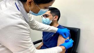 حملة تطعيم لقاح كورونا تتواصل في الإمارات