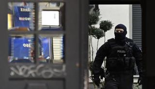 جانب من مداهمة الشرطة الألمانية لأحد المنازل 