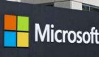 عودة العملاق "مايكروسوفت".. أبل تقاتل للبقاء على القمة 