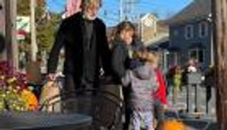 صور.. أليك بالدوين يتسوق مع عائلته بعد أسبوع من مقتل مصورة فيلمه