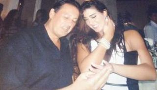 ياسمين صبري ووالدها في حفل خطبتها الأولى